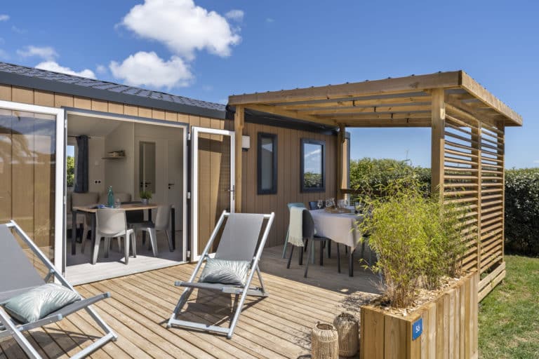 Terrasse en bois avec mobilier de jardin.