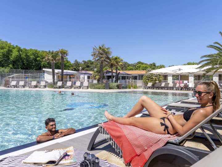 couple au bord de la piscine du CORMORAN à Ars en Ré