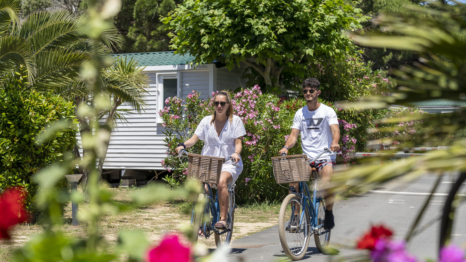 personnes a vélo dans le camping LE CORMORAN à ARS en Ré