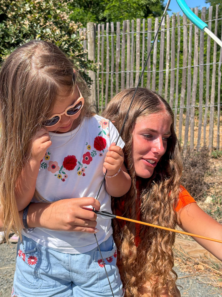 enfant qui apprend a faire du tir à l'arc au camping le CORMORAN - Ile de Ré