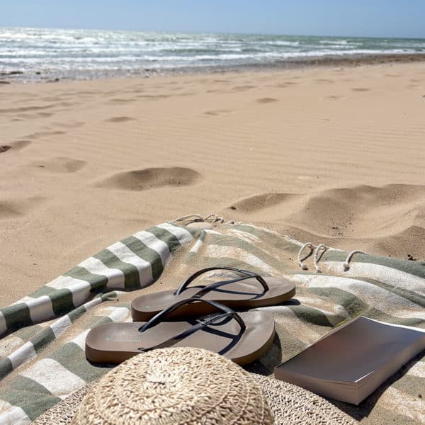 Plage avec une serviette proche du camping LE CORMORAN à Ars en Ré