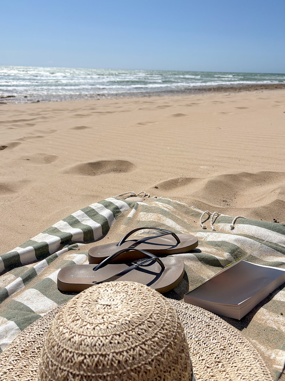 Plage avec une serviette proche du camping LE CORMORAN à Ars en Ré