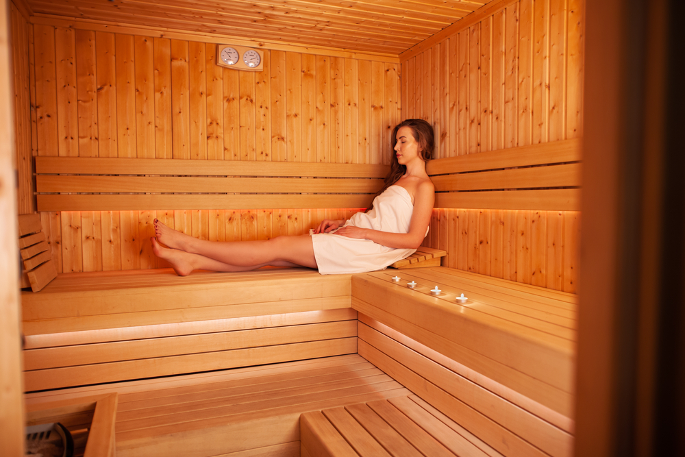 Femme dans un sauna au camping LE CORMORAN à Ars en Ré