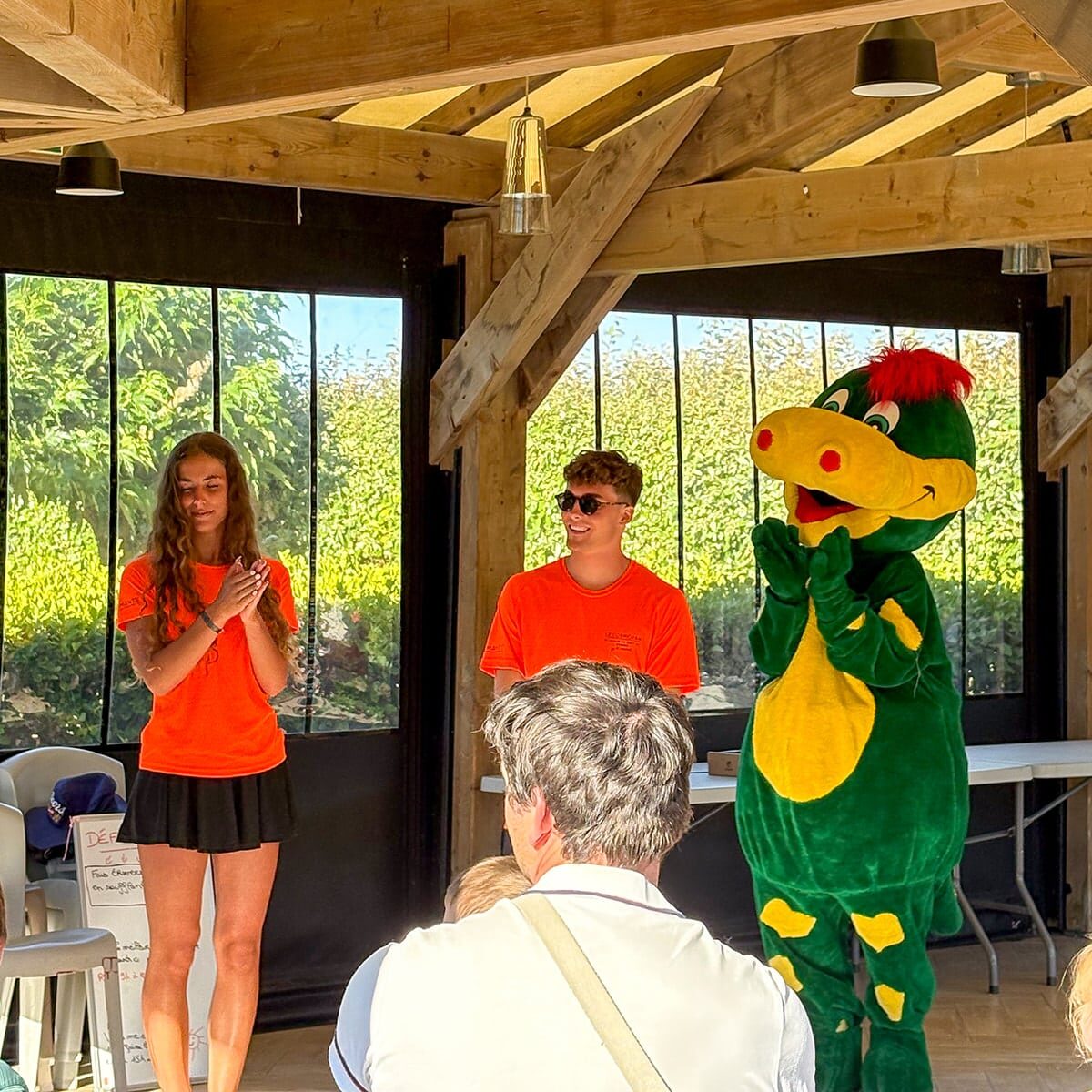 Personnes en costumes lors d'un événement.